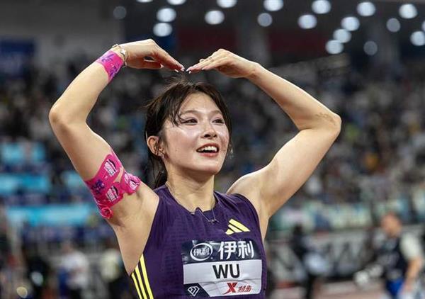 不完美的完美偶像：吴艳妮的人气与争议